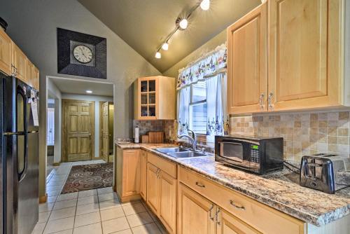 Roscommon Home with Deck 7 Mi to Higgins Lake! - image 14