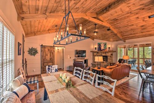 Cork and Creek Cottage with Mtn and Pasture Views! in East Ellijay (GA)