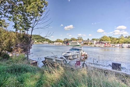Pet-Friendly Cottage Less Than 1 Mile From Oval Beach! - image 4