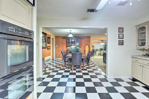 Spacious Home with Deck about 2 Mi to Lake Arlington! in Arlington, USA
