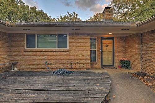 Spacious Home with Deck about 2 Mi to Lake Arlington! in Arlington, USA