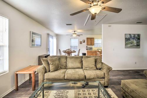 Home with Yard 1 Mi to Indian Rocks Beach and Golf, Largo (foto 4)