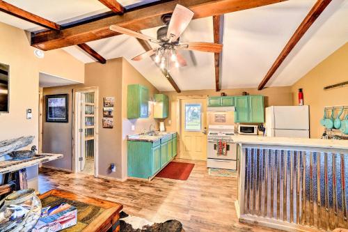 Vibrant Rockport Cottage with Grill about Mins to Beach!