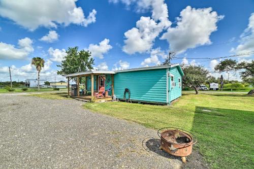 Vibrant Rockport Cottage with Grill about Mins to Beach!