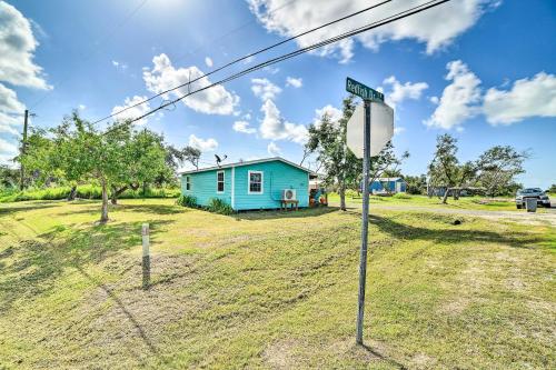 Vibrant Rockport Cottage with Grill about Mins to Beach!