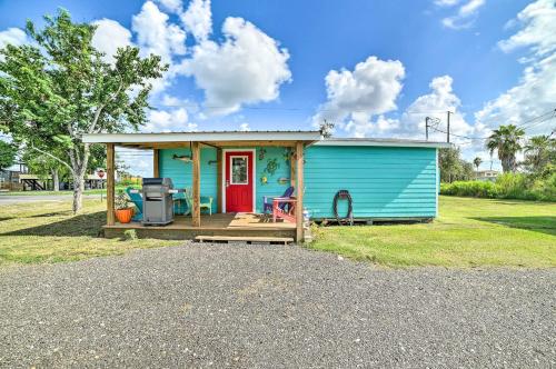 Vibrant Rockport Cottage with Grill about Mins to Beach!