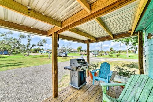 Vibrant Rockport Cottage with Grill about Mins to Beach!