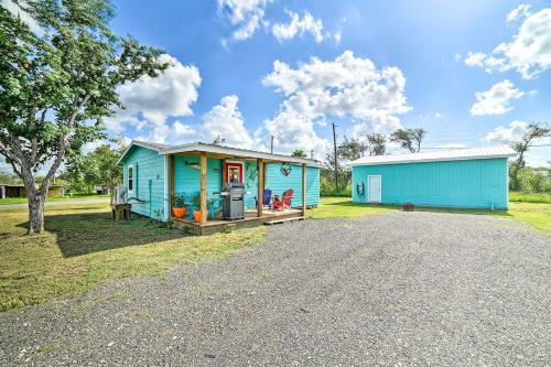 Vibrant Rockport Cottage with Grill about Mins to Beach!