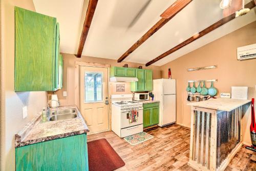 Vibrant Rockport Cottage with Grill about Mins to Beach!