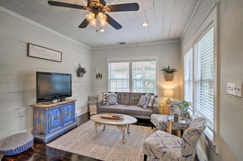 . Renovated Family Cottage 1 Mi to Main St Shops!