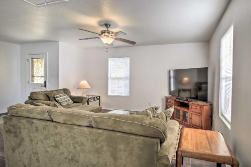 Home with Yard 1 Mi to Indian Rocks Beach and Golf, Largo (foto 5)