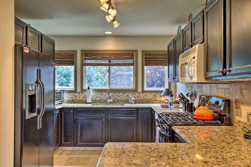 Trendy Avon Townhome - 2 Miles to Beavercreek in Avon, USA