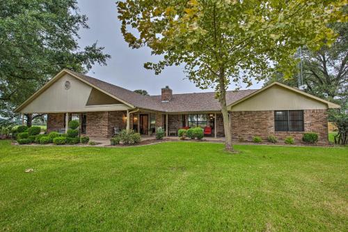 Cozy Family Home with Fire Pit, 4 Mi to Lake Fork in Emory, USA