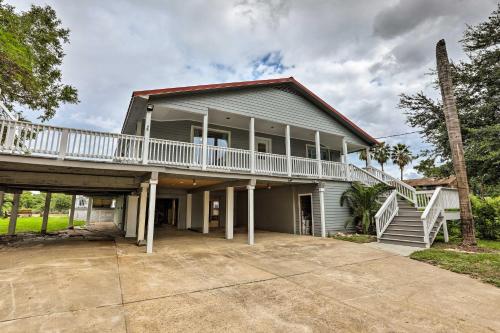 Home with Deck and Dock on San Jacinto River!