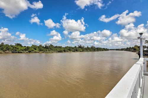 Home with Deck and Dock on San Jacinto River!