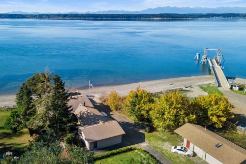 Waterfront Lakebay Home with Beach and Kayaks! - image 2