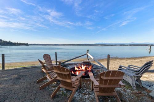 Waterfront Lakebay Home with Beach and Kayaks! - image 3