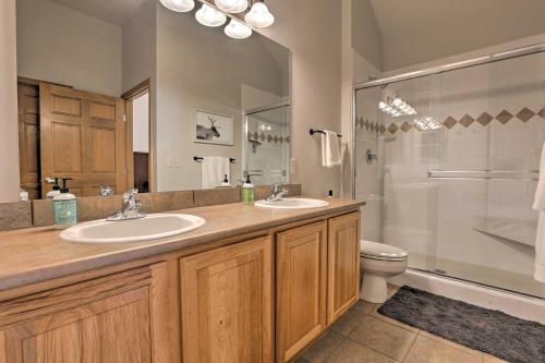 Chic Silverthorne Condo with Balcony on Blue River! - image 4