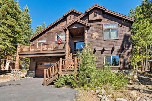 Truckee Home with Hot Tub 3 Mi to Donner Lake