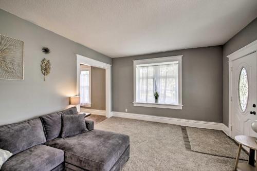 Lakeside Garden Home - 1 Mile to Main Street! in Fort Wayne, USA