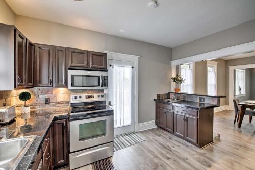 Lakeside Garden Home - 1 Mile to Main Street! in Fort Wayne, USA
