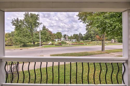 Lakeside Garden Home - 1 Mile to Main Street! in Fort Wayne, USA