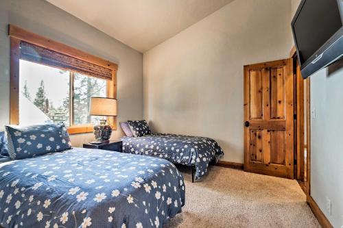 Truckee Home with Hot Tub 3 Mi to Donner Lake