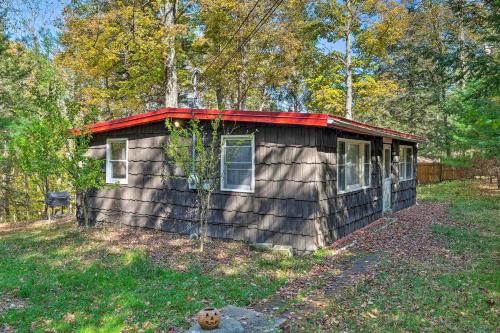 Catskill Mtn Home with Deck about 1 Miles to Zoom Flume! in East Durham, USA