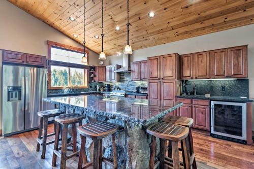 Truckee Home with Hot Tub 3 Mi to Donner Lake