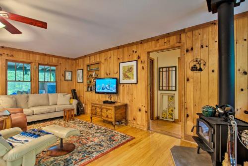 Asheville-Area Cabin with Fire Pit and Forest Views in Hendersonville, USA
