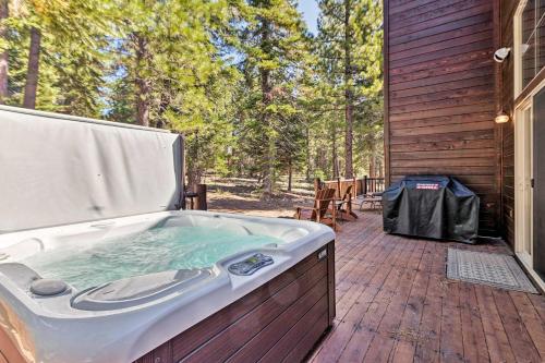 Truckee Home with Hot Tub 3 Mi to Donner Lake