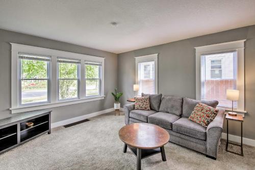 Lakeside Garden Home - 1 Mile to Main Street! in Fort Wayne, USA