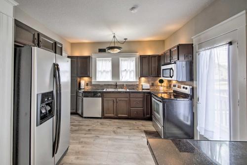 Lakeside Garden Home - 1 Mile to Main Street! in Fort Wayne, USA
