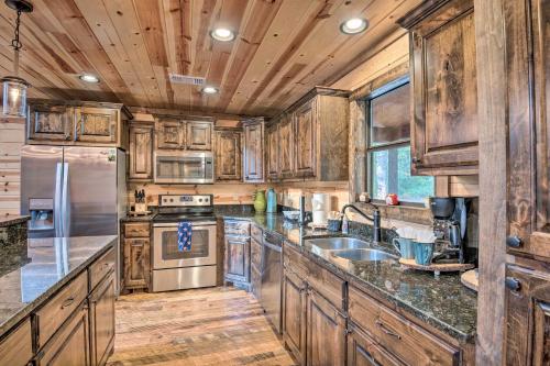 Lux Cabin with Hot Tub 13mins to Broken Bow Lake - image 3