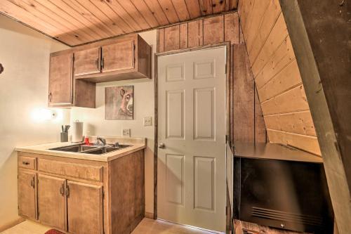 Big Bear City Cabin with Deck, 5 Mi to Lake! in Big Bear City, USA