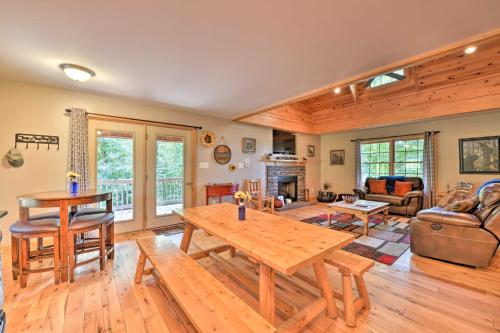 A Bit of Heaven Cabin Less Than 13 Miles from Boone! in Fleetwood, USA