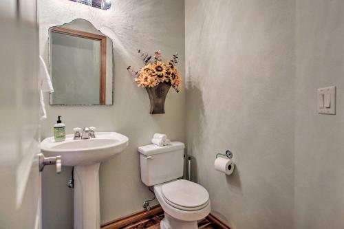 Polished McMinnville House Less Than 2 Mi from Town!
