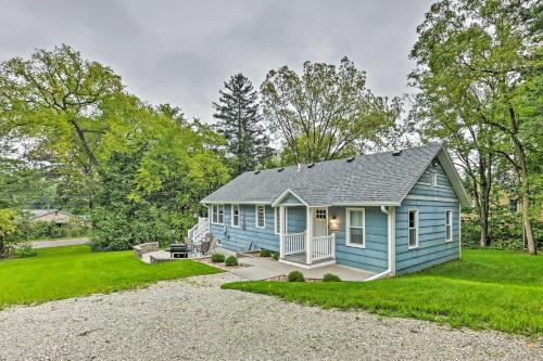 Updated Twin Lakes Cottage, Walk to Lake Mary in Richmond (IL)