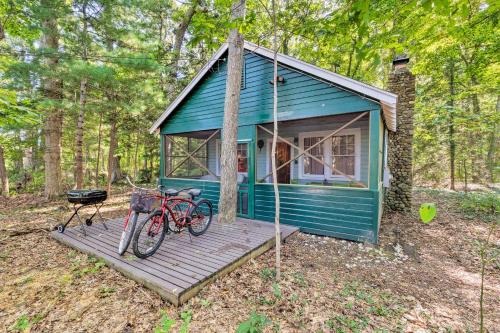 Southold Cottage with Deck and Grill - Walk to Beach in Southold, USA