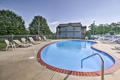 Branson West Condo Pool, 9 Mi to Table Rock Lake!