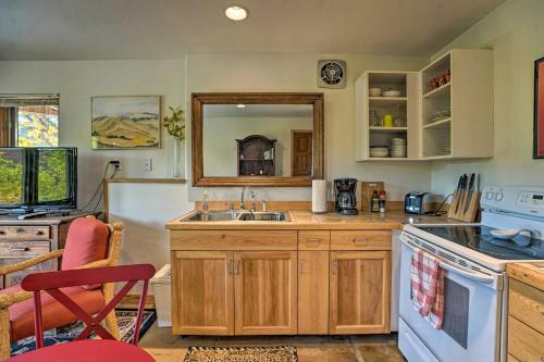 Snowmass Couples Getaway with Mtn Views and Deck - main image