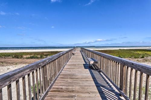 Beach and Pool Access Colorful Hilton Head Condo! in ฮิลตัน เฮด ไอส์แลนด์ วอเตอร์ฟรอนต์