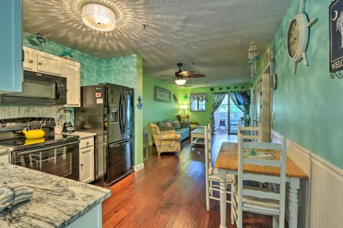 Beach and Pool Access Colorful Hilton Head Condo! in ฮิลตัน เฮด ไอส์แลนด์ วอเตอร์ฟรอนต์