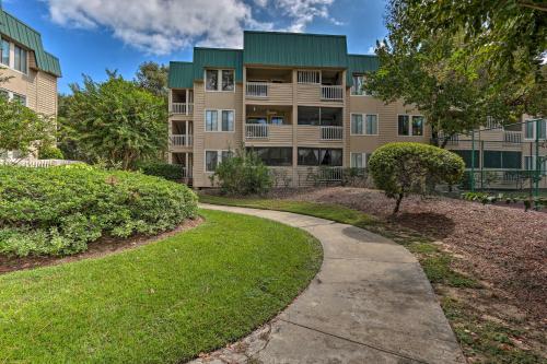 Beach and Pool Access Colorful Hilton Head Condo! in ฮิลตัน เฮด ไอส์แลนด์ วอเตอร์ฟรอนต์