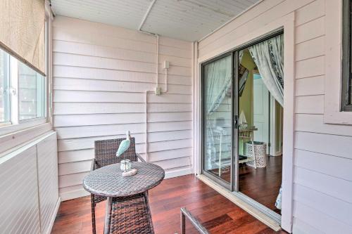 Beach and Pool Access Colorful Hilton Head Condo! in ฮิลตัน เฮด ไอส์แลนด์ วอเตอร์ฟรอนต์