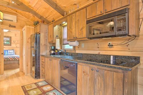 Cabin in Mill Spring Near Parker-Binns Winery in Mill Spring, USA