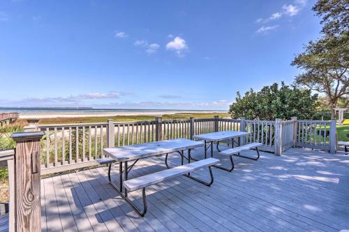 Beach and Pool Access Colorful Hilton Head Condo! in ฮิลตัน เฮด ไอส์แลนด์ วอเตอร์ฟรอนต์