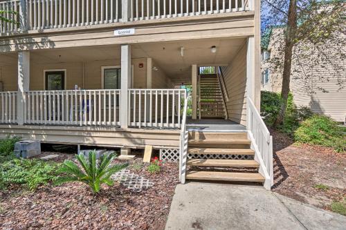 Beach and Pool Access Colorful Hilton Head Condo! in ฮิลตัน เฮด ไอส์แลนด์ วอเตอร์ฟรอนต์