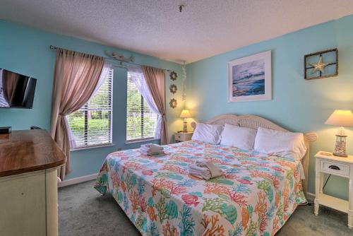 Beach and Pool Access Colorful Hilton Head Condo! in ฮิลตัน เฮด ไอส์แลนด์ วอเตอร์ฟรอนต์