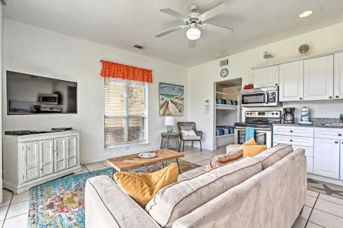 Modern Destin Cottage with Patio Short Walk to Beach - image 6